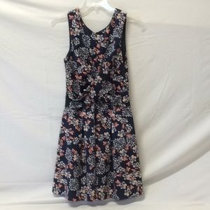 Sleeveless floral print dress. Back zip